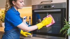 Den här produkten finns i varje kök: ett enkelt knep för att rengöra ugnens insida